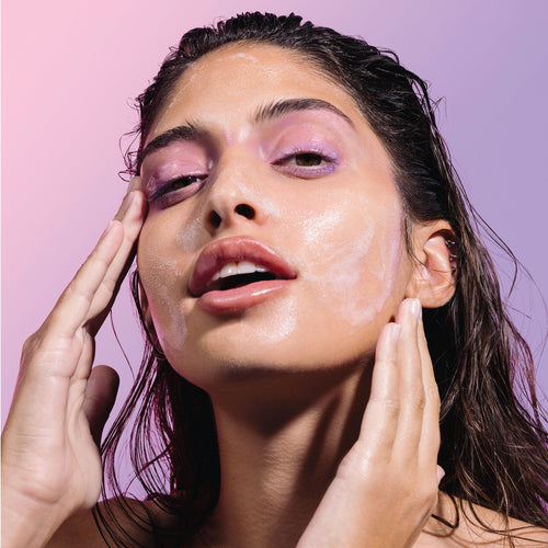 Infographic highlighting how Glow Recipe's Blueberry Bounce Gentle Cleanser hydrates skin without stripping while combating blemishes and breakouts.