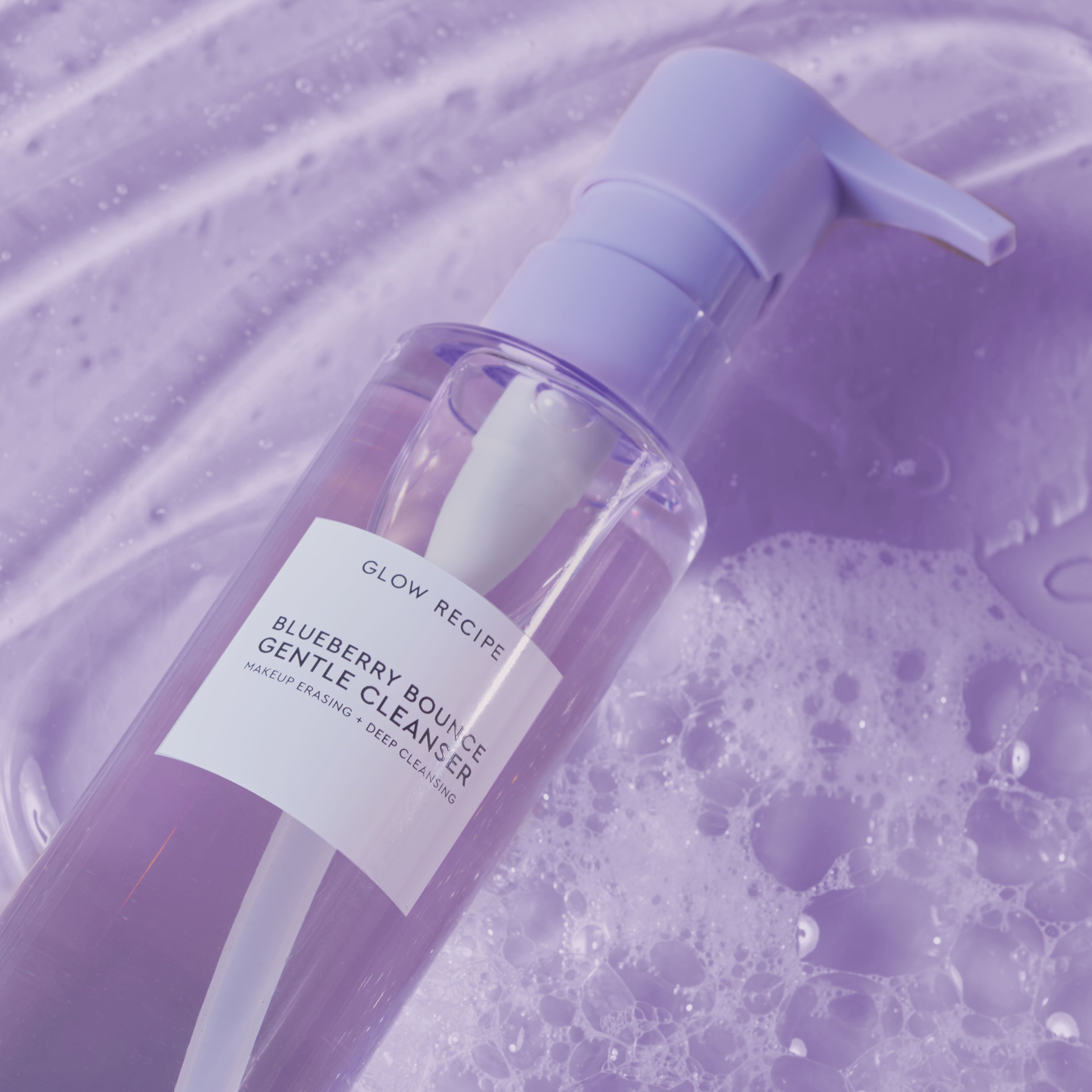 Glow Recipe Blueberry Bounce Gentle Cleanser claim graphic noting it hydrates skin without stripping to reduce breakouts.