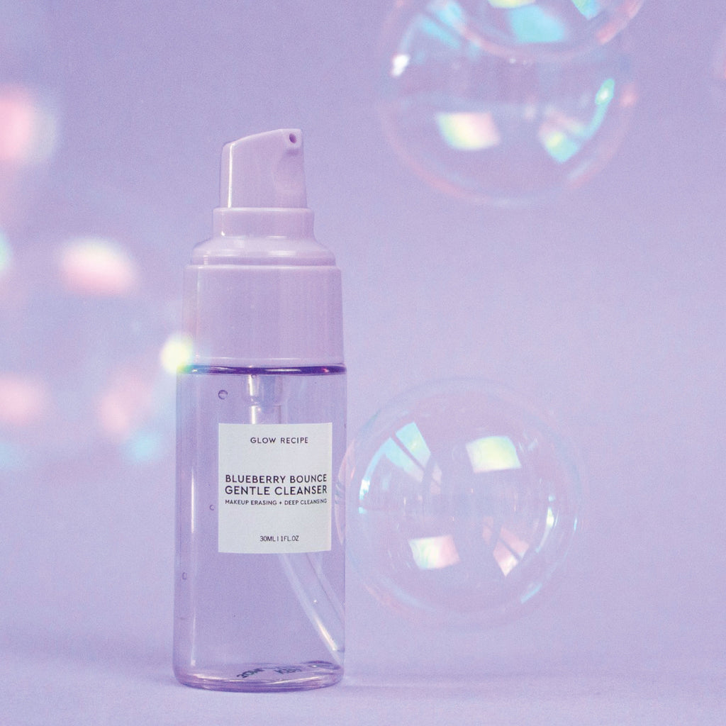 Glow Recipe Mini Blueberry Bounce Gentle Cleanser in its travel-size (30ml) bottle shown on a product claims callout card.